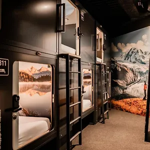 Hotel Capsule - Alpine Garden Zurich Airport, Kloten